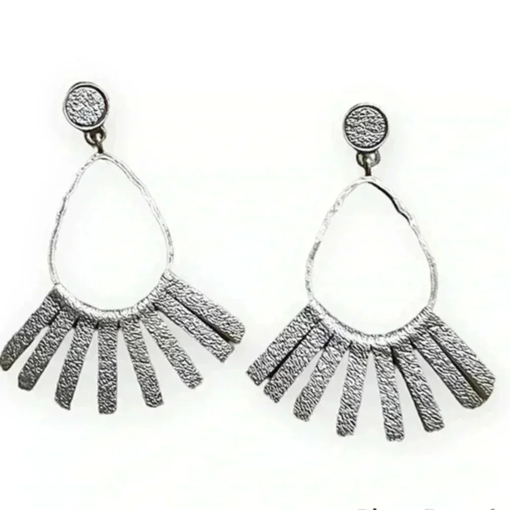 NWOT UNIQUE SILVER STUD EARRINGS